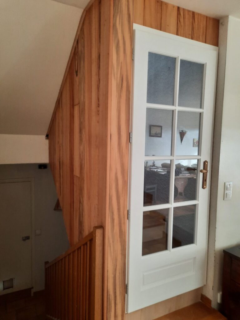 Cloison en bois exotique et porte d’escalier sur mesure
